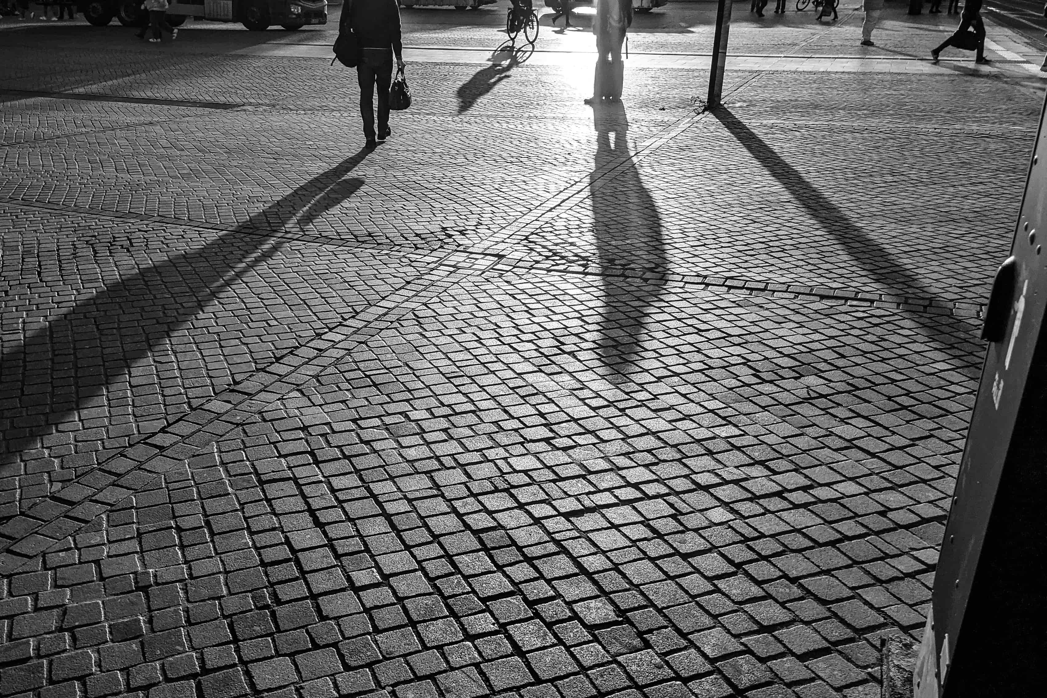 Foto von semwithE mit Schatten von Menschen am Hauptbahnhof Bremen